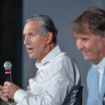Howard Schultz, Fondatore e Presidente emerito di Starbucks, e Brunello Cucinelli, Presidente esecutivo e direttore di di Brunello Cucinelli S.p.A